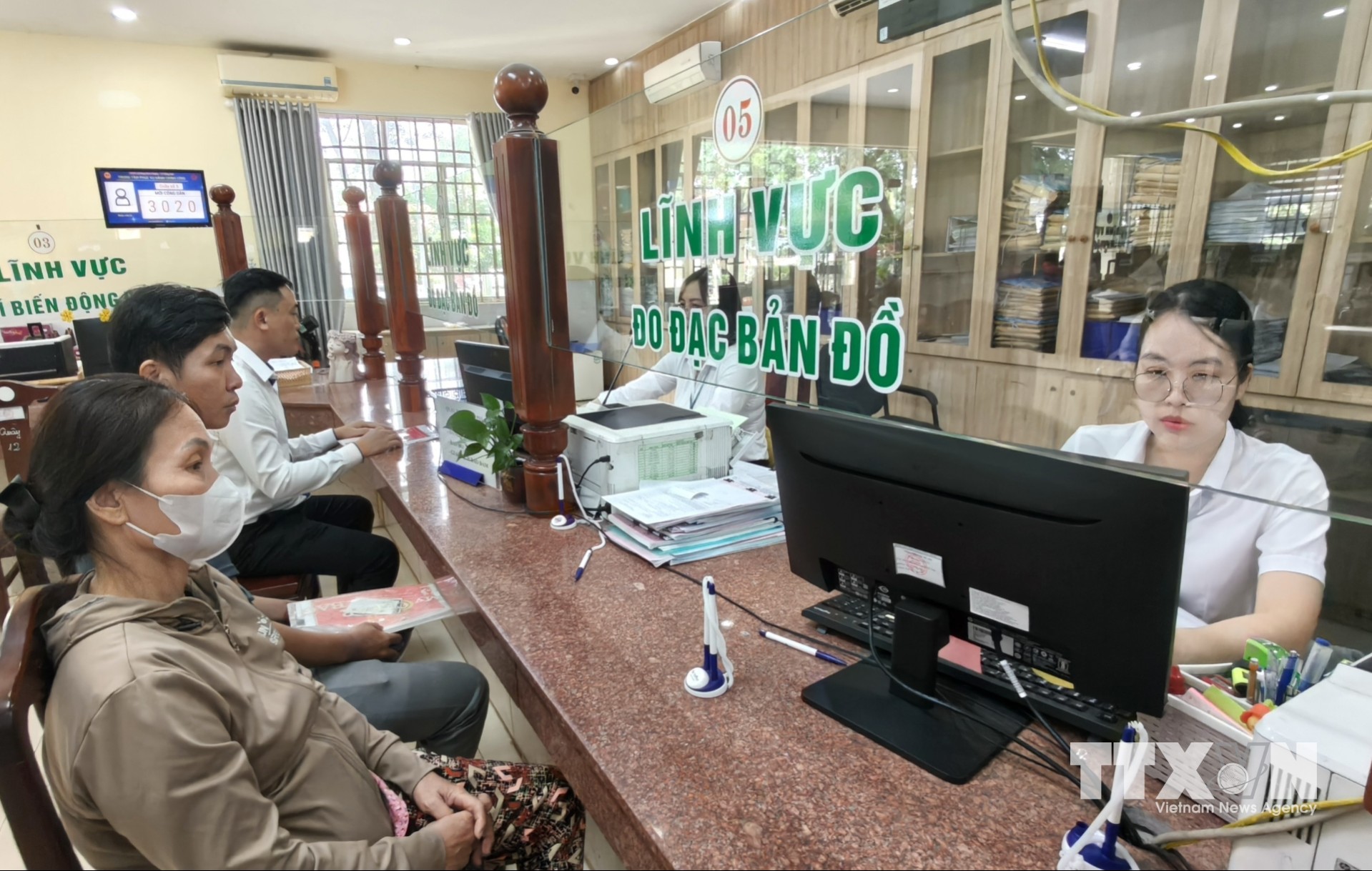 Người dân đến thực hiện thủ tục hành chính tại Trung tâm Phục vụ hành chính công phường Bình Phước. (Ảnh: K GỬIH/TTXVN)